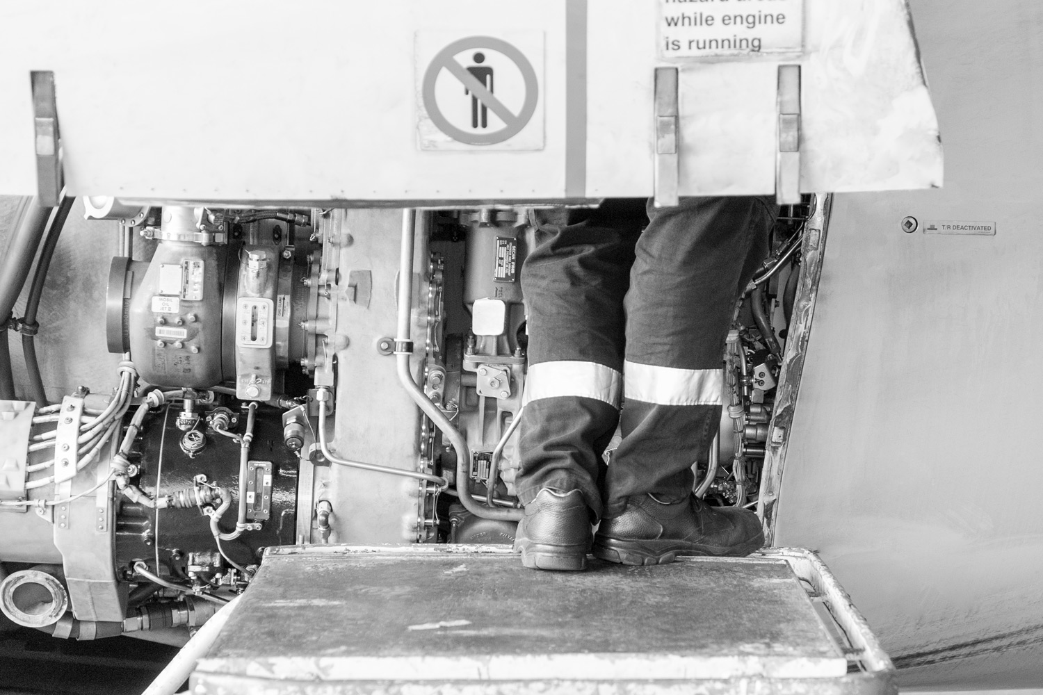 Beine eines Mechanikers bei der Wartung eines Flugzeugs