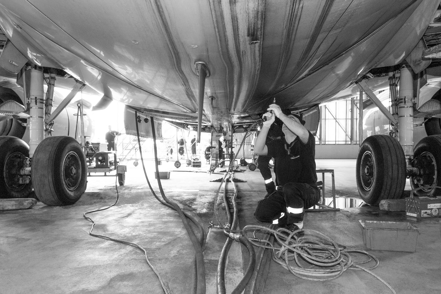 Mechaniker arbeitet am Rumpf eines Flugzeugs Boeing 737