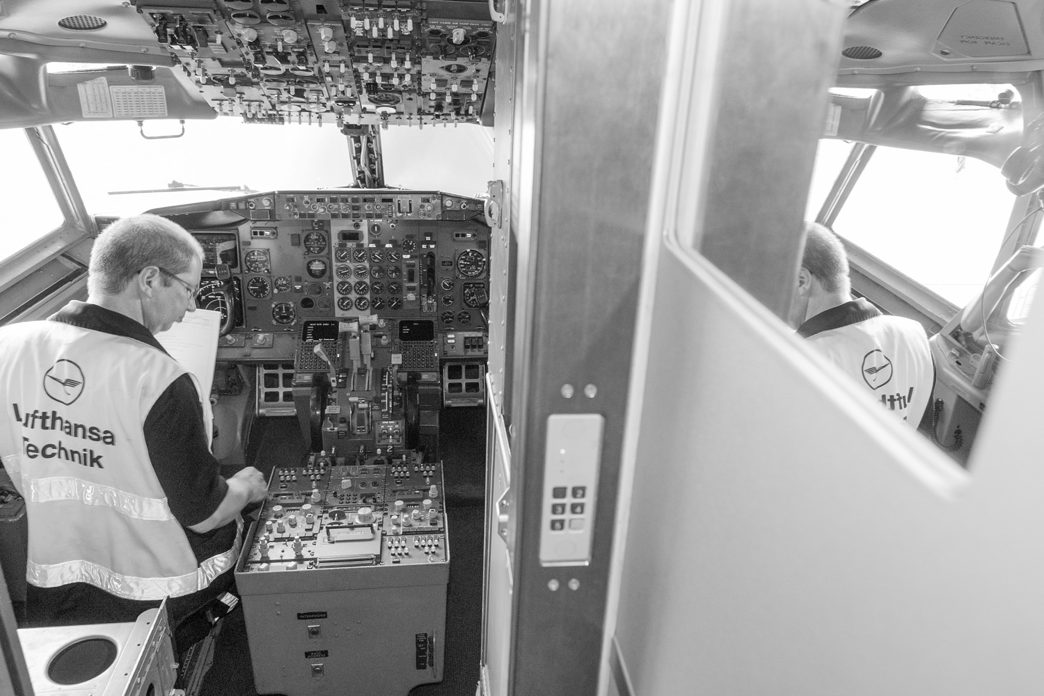 Mechaniker checkt das Cockpit eines Flugzeugs