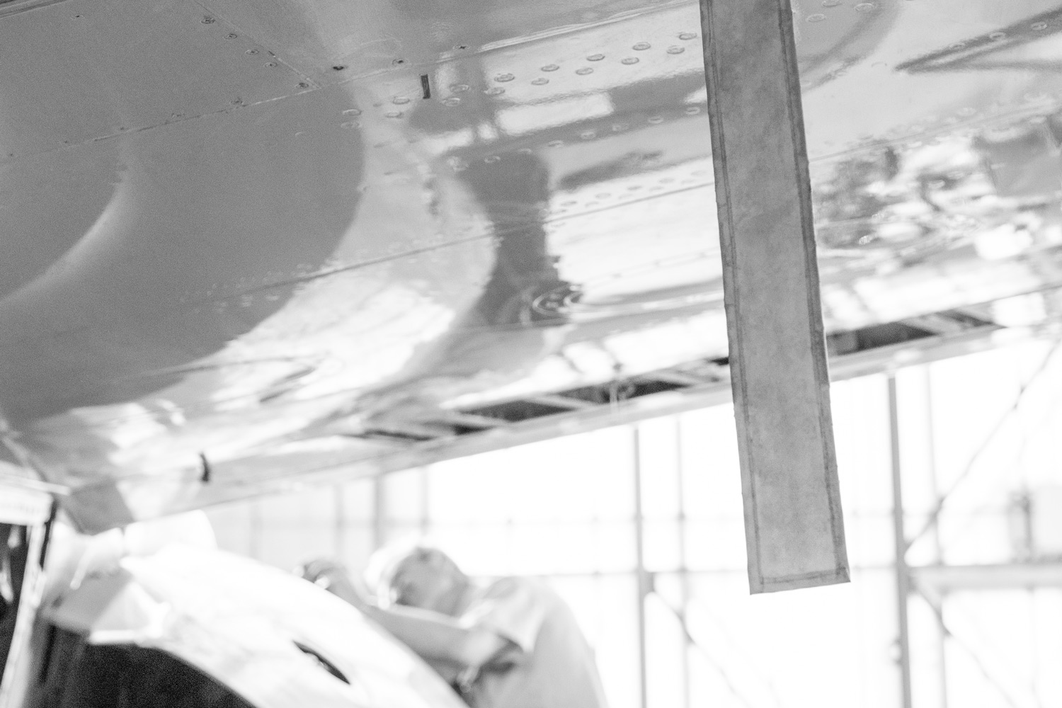 Markierungsband am Flügel einer Boeing 737