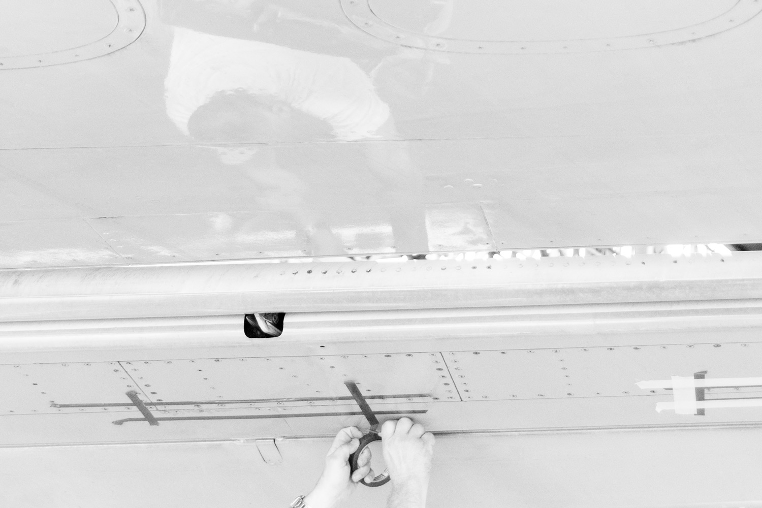 Mechaniker arbeit an der Unterseite einer Tragfläche einer Boeing 737-500