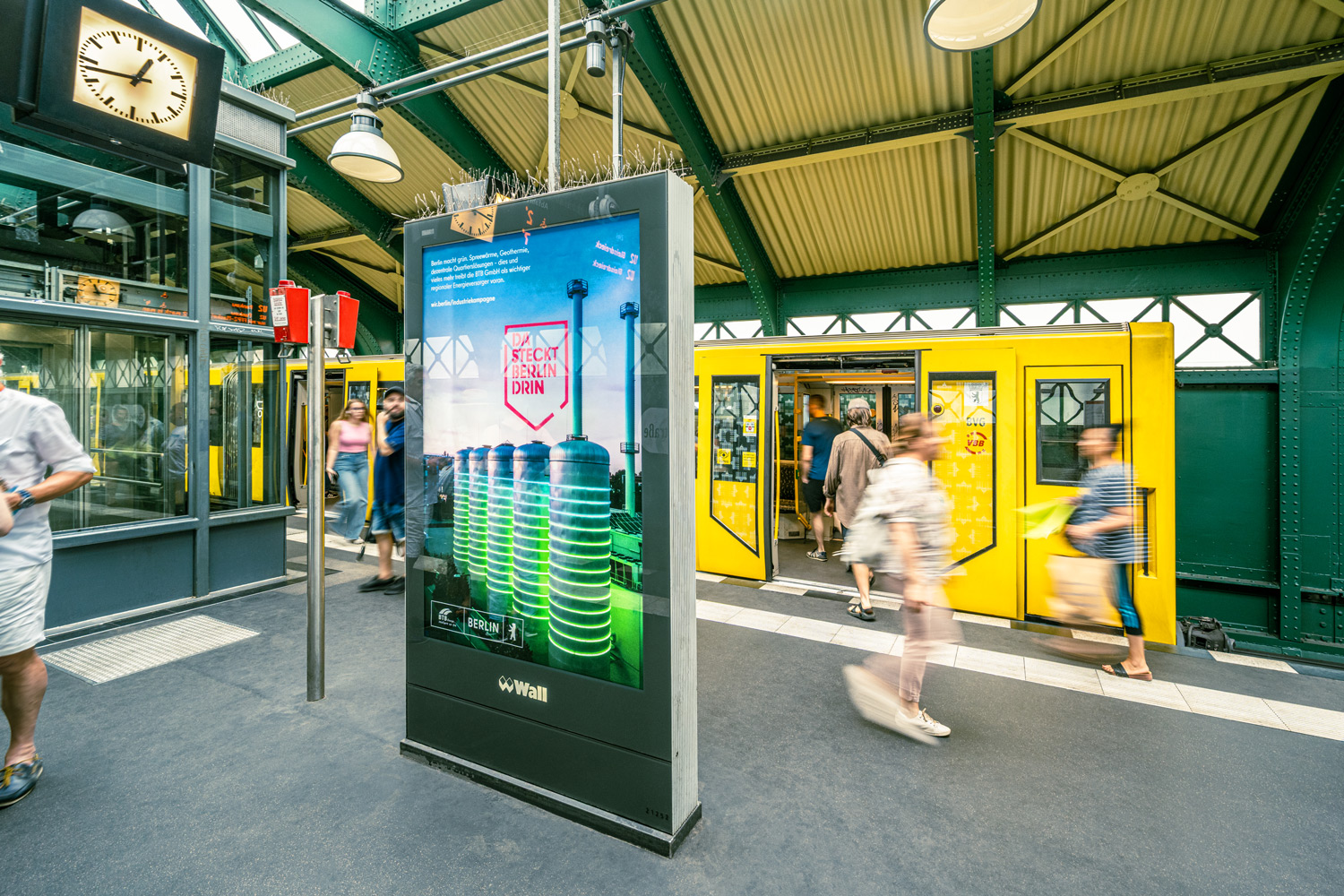 Industriekampagne Berlin Partner für Wirtschaft und Technologie GmbH am U-Bahnhof Eberswalderstraße, Berlin - Prenzlauer Berg