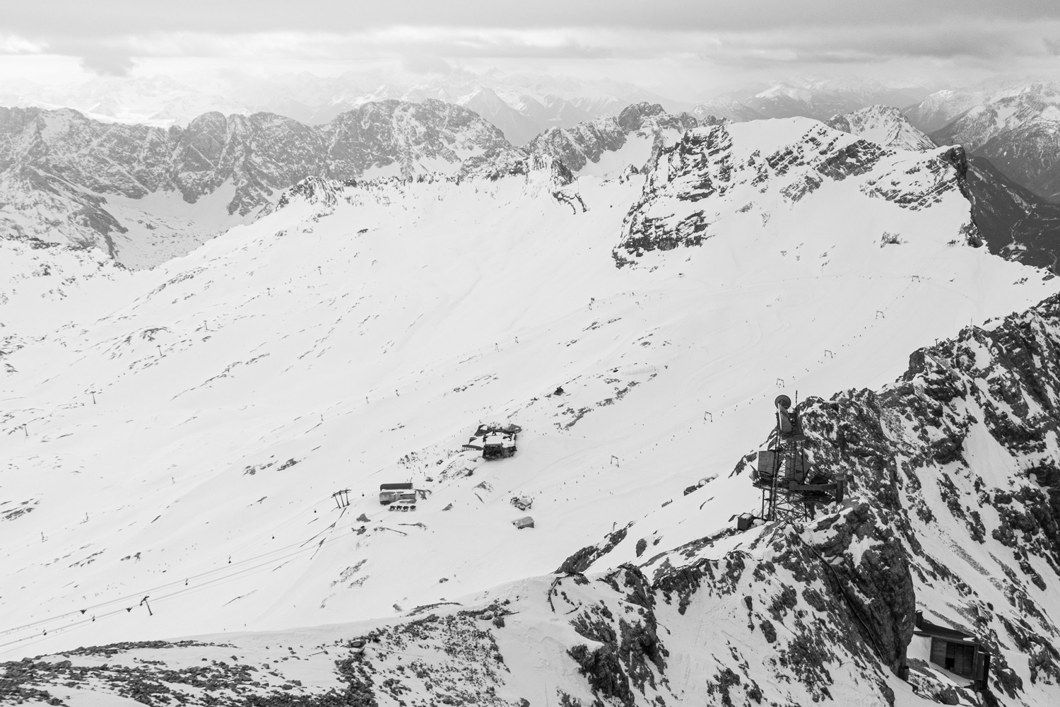 zugspitzplatt im winter mit wenig schnee und alpenpanorama