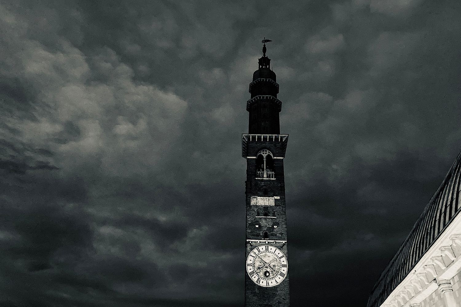 Vicenza Glockenturm bei Nacht