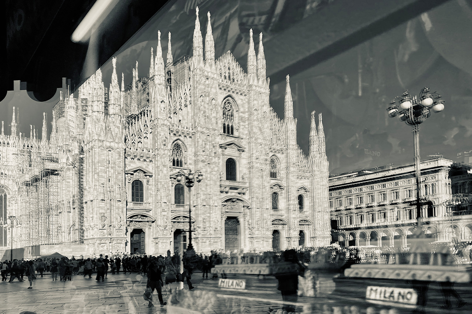 der Dom von Mailand in der Spiegelung einer Glasscheibe mit Souvenirs