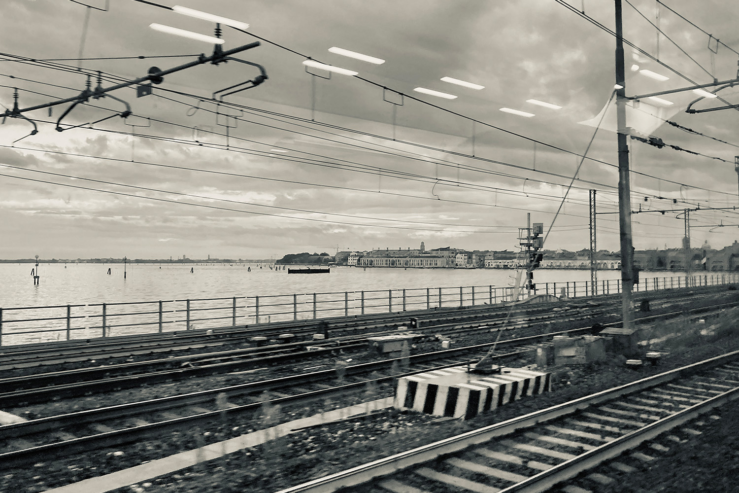 Blick auf Venedig aus einem fahrenden Zug