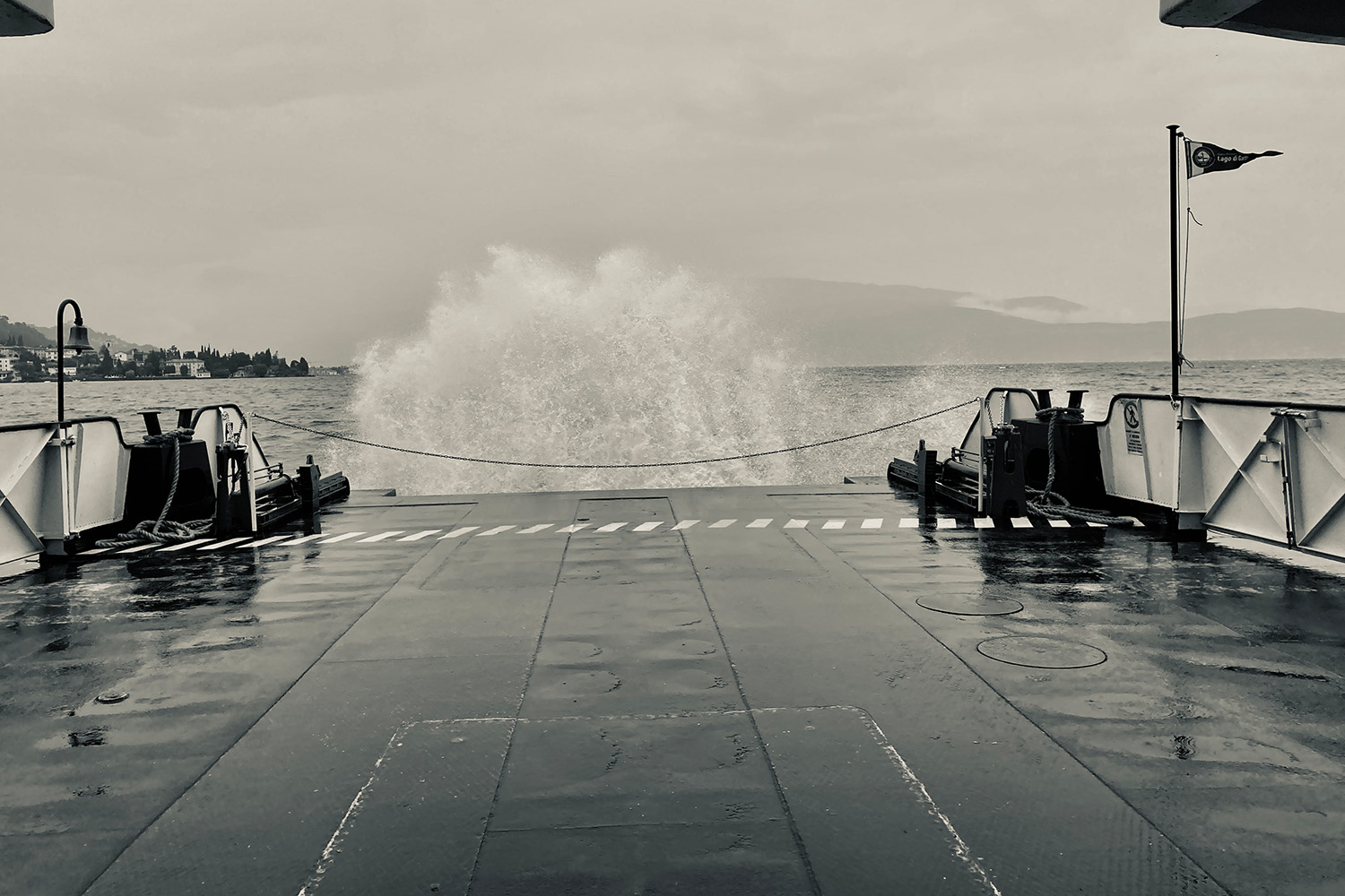 Foto einer Welle an einer Fähre auf dem Gardasee