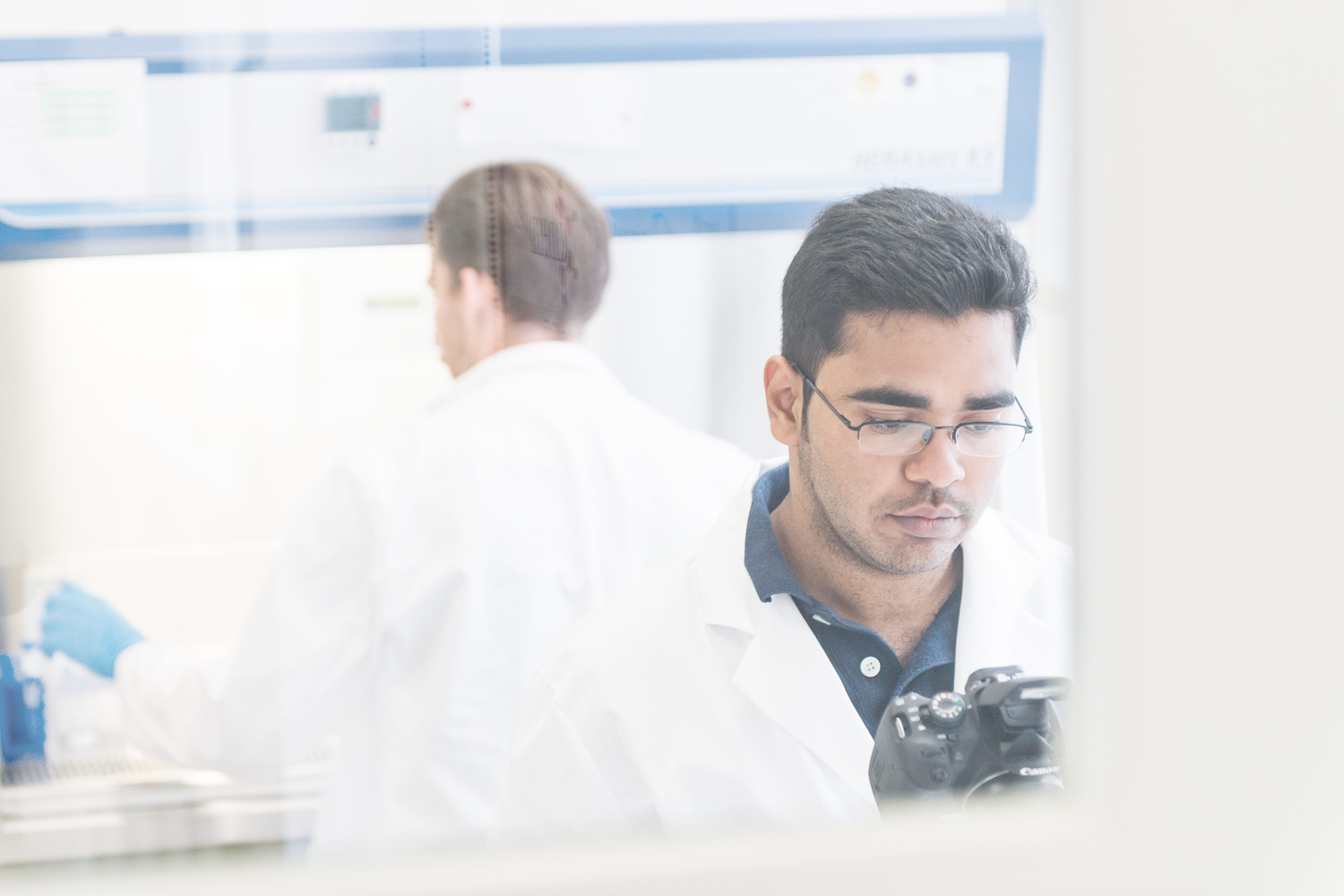 zwei junge Wissenschaftler in einem Forschungslabor