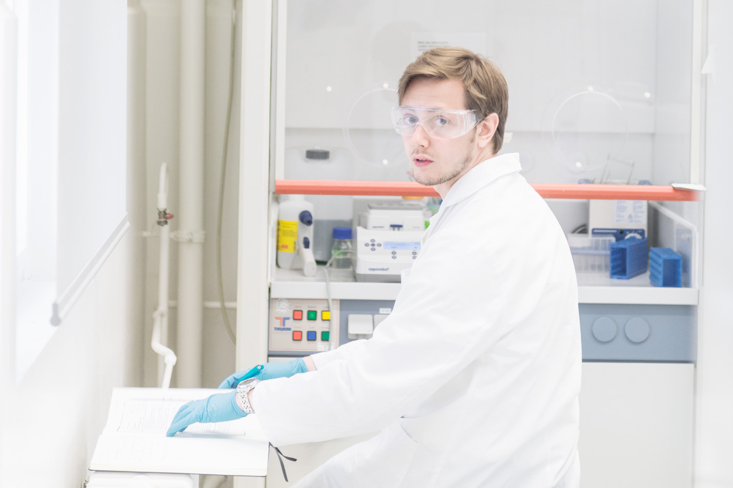 junger Wissenschaftler arbeitet in eienm Forschungslabor